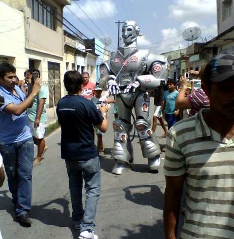 Robô surpreende feirantes e compradores no centro de Rio Largo