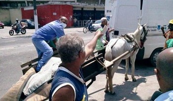 Após levar corpo para o HGE, pai vê cadáver do filho ser recolhido pelo SVO