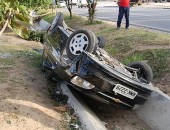 Veículo capota em canteiro na Durval de Góes Monteiro