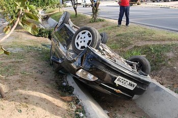 Veículo capota em canteiro na Durval de Góes Monteiro