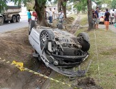 Veículo capota em canteiro na Durval de Góes Monteiro