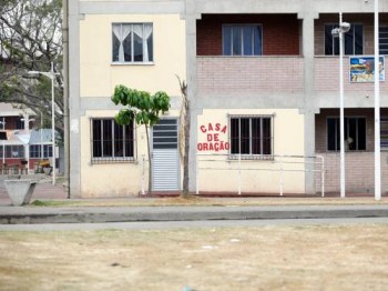 Uso irregular. A fachada do imóvel que agora é utilizado como igreja no conjunto do PAC em Manguinhos.