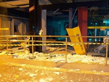 Imagem da entrada do banco, com seu interior danificado pelos explosivos