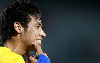 Neymar mostra o sorriso para a torcida: lembrança de vaias no Morumbi semana passada