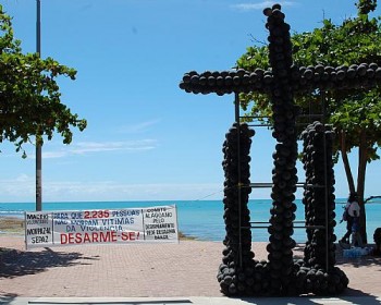 Cruz feita com balões homenageia família de vítimas da violência em Alagoas