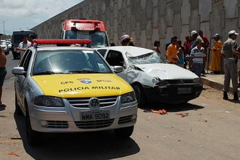 Inabilitado, condutor invade contramão e ‘atropela’ motociclista