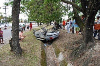 Veículo capota em canteiro na Durval de Góes Monteiro