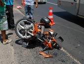 Inabilitado, condutor invade contramão e ‘atropela’ motociclista