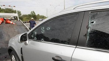 Carro metralhado na Linha Vermelha