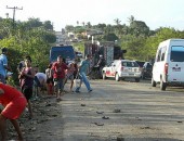 Caminhão tomba na AL-115 em Arapiraca e população saqueia carga de batatas