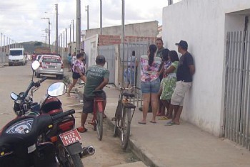 Garçon é assassinado a tiros próximo à casa da mãe