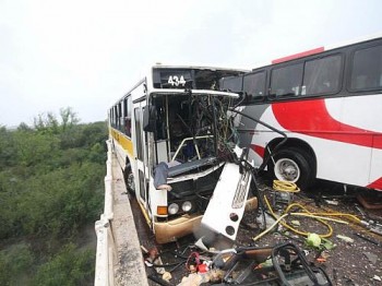 Colisão frontal entre ônibus deixou dois mortos em Santana do Livramento