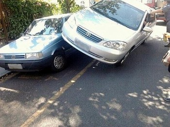 Motorista recebe ajuda de Bombeiros para tentar sair do carro