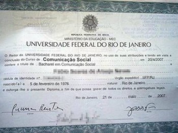 Fraude. A cópia de um diploma da UFRJ que está à venda no site