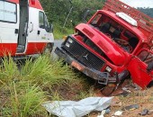 Caminhão colidiu com mureta de contenção da BR-101; uma pessoa morreu