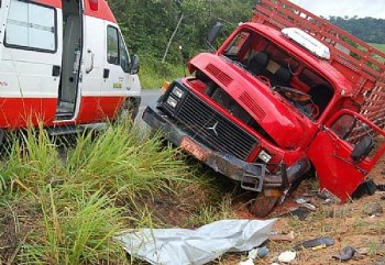 Caminhão colidiu com mureta de contenção da BR-101; uma pessoa morreu