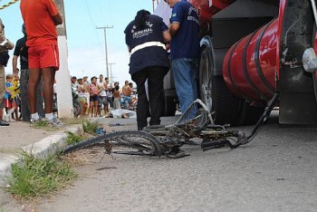 Assaltante morre atropelado por caminhão do Corpo de Bombeiros