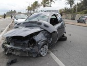 Acidente envolvendo um Ka e um Polo sedan na Avenida Assis Chateaubriand