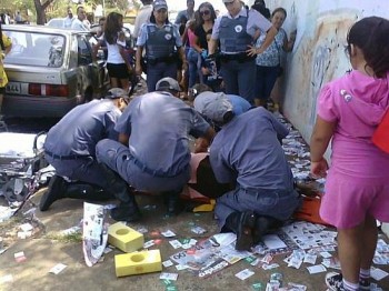 Bombeiros socorreram a idosa após ela escorregar nos "santinhos".