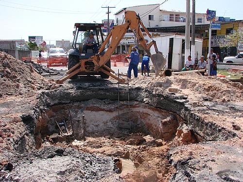 Serviços em obra de esgoto no Santo Eduardo