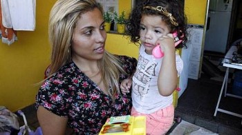 Camila e a filha, Ana Clara: nome da criança foi incluído no SPC e na Serasa