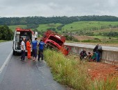 Caminhão colidiu com mureta de contenção da BR-101; uma pessoa morreu