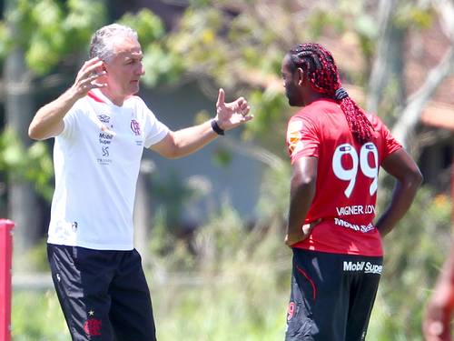 O técnico Dorival Júnior conversa com o atacante Vágner Love no treino do Flamengo