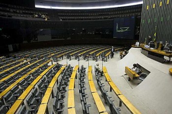 Diferente da maioria dos brasileiros parlamentares ganham 14° e 15° salários para trabalhar de terça à quinta