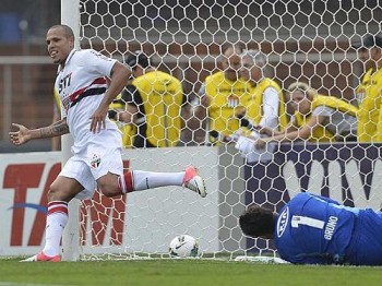 Luis Fabiano decidiu o clássico com dois gols neste sábado