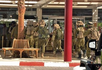 Soldados israelenses entram no hotel em que ocorreu o tiroteio desta sexta-feira (5) em Eilat