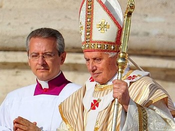 O papa Bento XVI canonizou sete novos santos neste domingo, 21