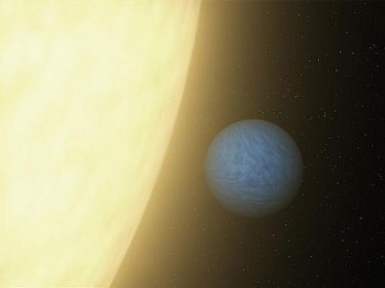 Ilustração divulgada em maio pela Nasa mostra o planeta 55 Cancri, à direita, em azul, bem mais perto de sua estrela principal do que Mercúrio, o 1º planeta do Sistema Solar, está do Sol