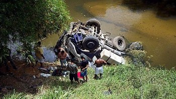 Carreta foi parar dentro do Rio Camaragibe