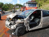 Dois carros de passeio e uma moto se envolveram na colisão.