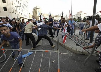 Manifestantes brigam com forças de segurança durante protesto em Beirute, no Líbano