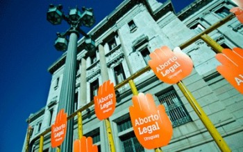 Protesto no Uruguai pede a descriminalização do aborto