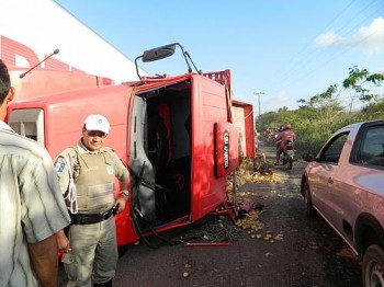 Caminhão tomba na AL-115 em Arapiraca e população saqueia carga de batatas