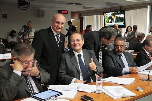 Renan comemora com senadores a aprovação do PLS na Comissão de Assuntos Sociais