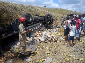 Acidente com caminhão carregado de cerveja deixa um morto