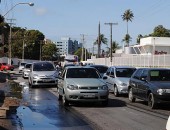 Com colisão, trânsito fica congestionado na Avenida