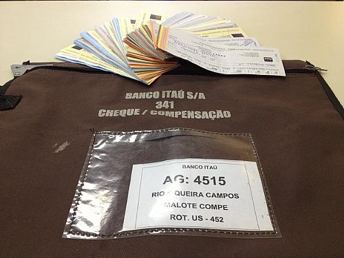 Agentes encontraram 185 cheques com cerca de R$265 mil na Praia de Botafogo
