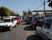 Com colisão, trânsito fica congestionado na Avenida