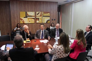 Reunião entre conselheiros da instituição e representantes do executivo