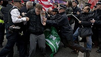 Manifestantes bloqueiam rua durante protesto em Londres nesta quarta-feira (14)