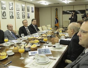 Renan e outros líderes partidários se reuniram com o ministro Mantega