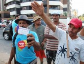 Carroceiros bloqueiam rua em protesto contra fechamento de centrais de entulhos