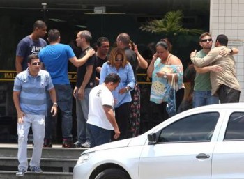 Familiares do militar se consolam na porta do IML, no Centro