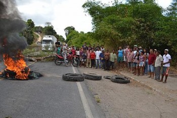 Bloqueio na BR-101 já dura mais de 24 horas