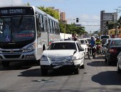 Com colisão, trânsito fica congestionado na Avenida