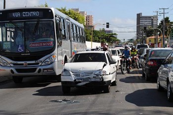 Com colisão, trânsito fica congestionado na Avenida